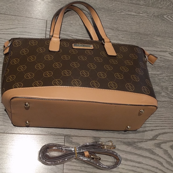 Beautiful tote by Adrianna Vittadini 🍀🍀 - Picture 8 of 8